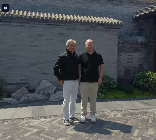 【继 #雷军 之后，黄仁勋还“密会”了MiniMax，深度交流两小时】据悉， #英伟达 （NVIDIA）创始人兼CEO黄仁勋在参加完链博会后，会见了MiniMax创始人闫俊杰
