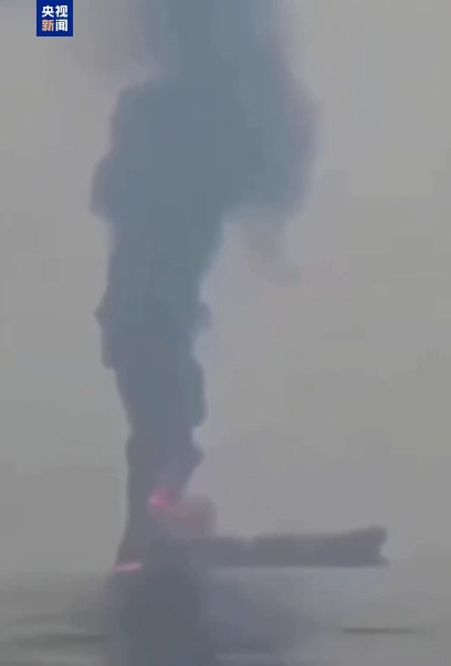 【一艘试图通过霍尔木兹海峡的油轮被击中】总台记者获悉，当地时间3月1日，一艘试图通过霍尔木兹海峡的油轮被击中，并开始沉没