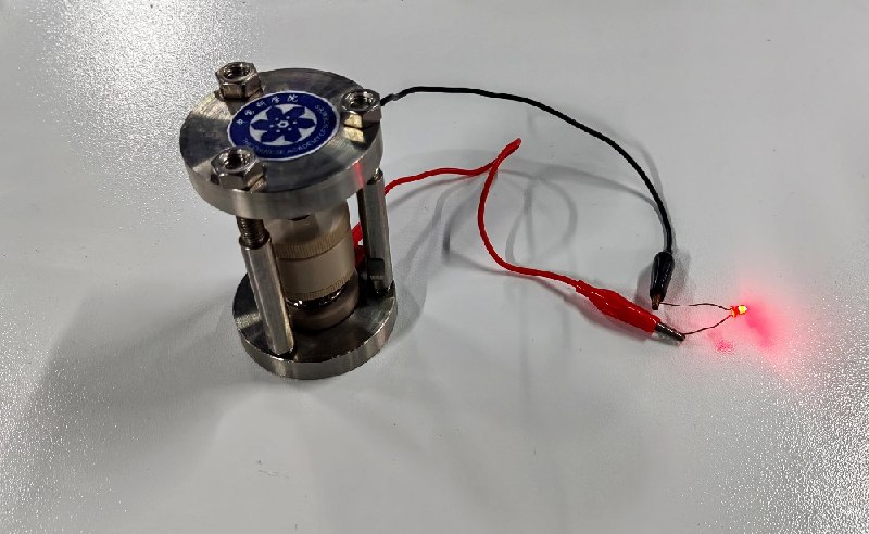 【全新储能技术路径：我国科学家成功开发出首例氢负离子原型电池】据央视报道，近日， #中国 科学院大连化学物理研究所团队开发出新型核壳结构氢负离子电解质，并成功构建了首例氢负离子原型电池，这一成果北京时间9月17日在国际学术期刊《自然》发表