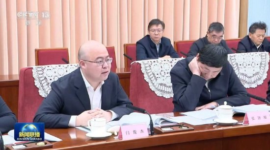 【MiniMax创始人闫俊杰参与座谈会】1月19日，中共中央政治局常委、国务院总理李强主持召开专家、企业家和教科文卫体等领域代表座谈会，听取对政府工作报告、“十五五”规划纲要草案的意见建议