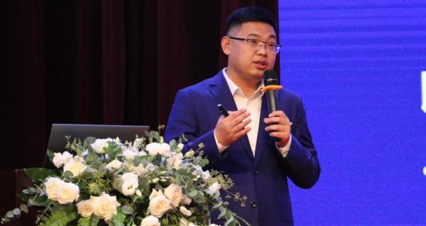 【蜂巢能源杨红新：锂电价格10年降80%，油电汽车平价提前到来】据澎湃新闻，“今年一季度，燃油汽车和新能源汽车交替降价