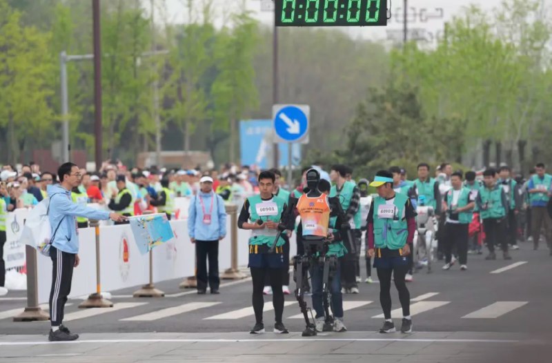 【机器人，开跑！全球首个人形机器人半马鸣枪】据北京发布，今日7时30分，北京亦庄半程马拉松暨人形机器人半程马拉松在南海子公园南门开跑